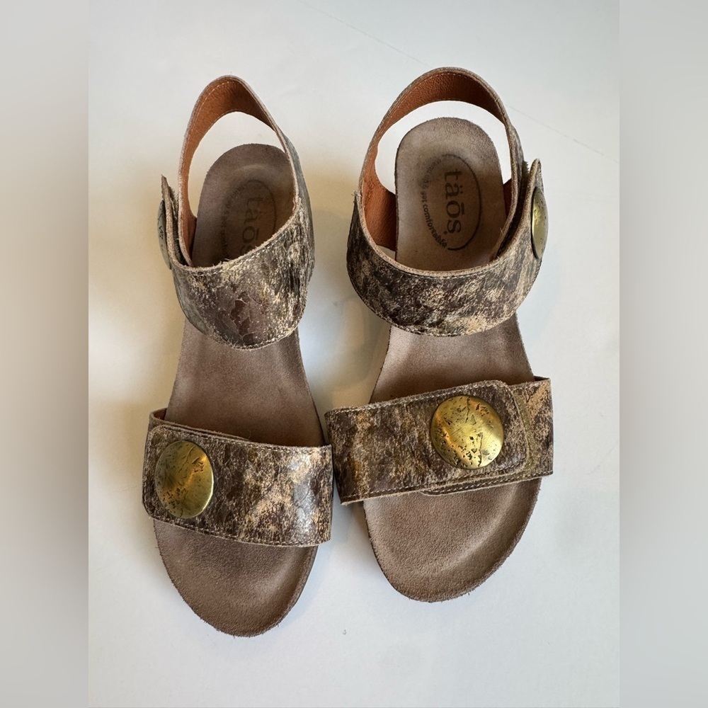 Taos Footwear Women's Sandals - Textured Brown with Gold Accents 5 -5.5